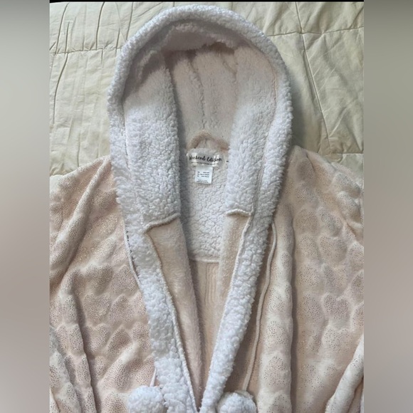 Warm Hooded Robe - Picture 2 of 9